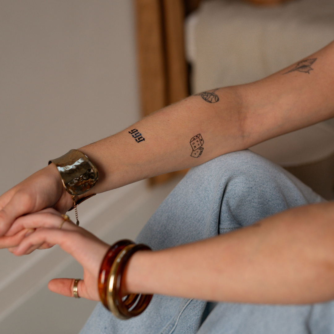 12 najlepszych tatuaży z kostkami do gry dla każdego hazardzisty