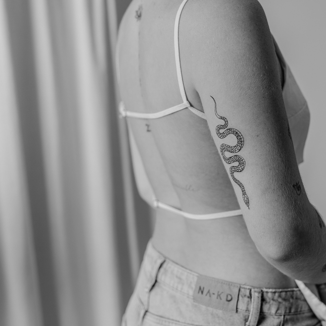 Tymczasowy tatuaż na żebra: 10 pięknych wzorów dla Twojego ciała