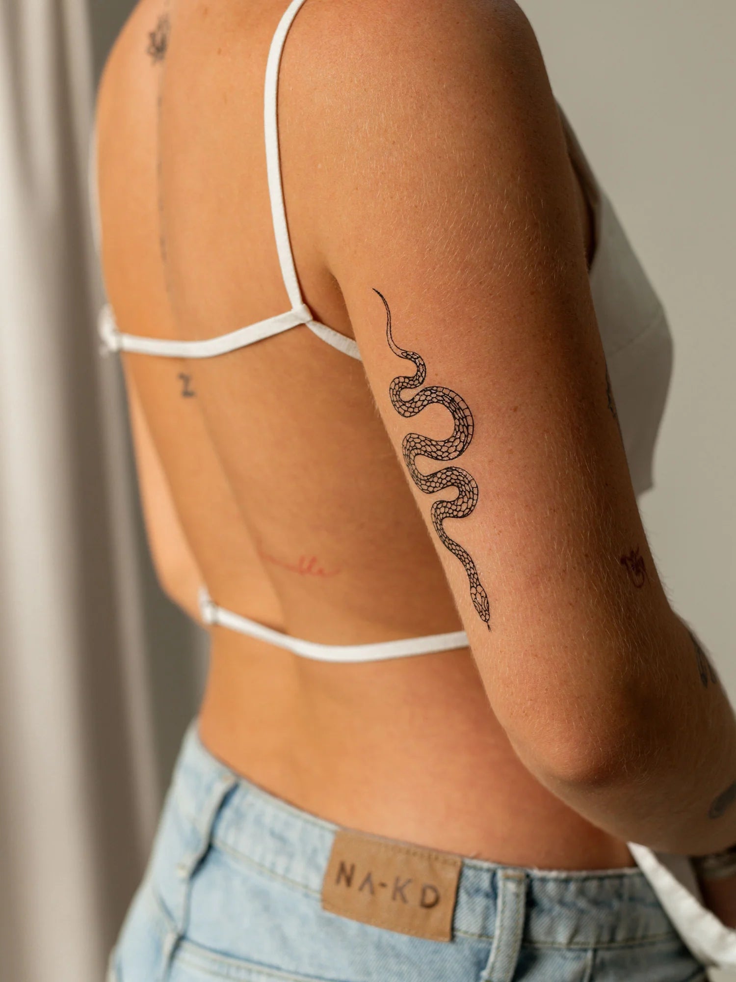 Jak działa tymczasowy tatuaż na 2 tygodnie? Kompletny przewodnik