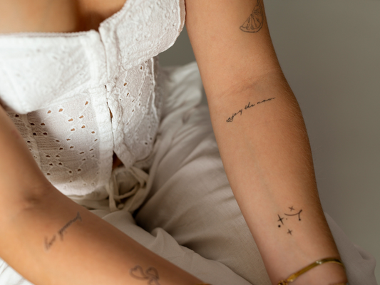 Fineline tattoo: alles over deze subtiele tattoestijl en hoe je hem uitprobeert