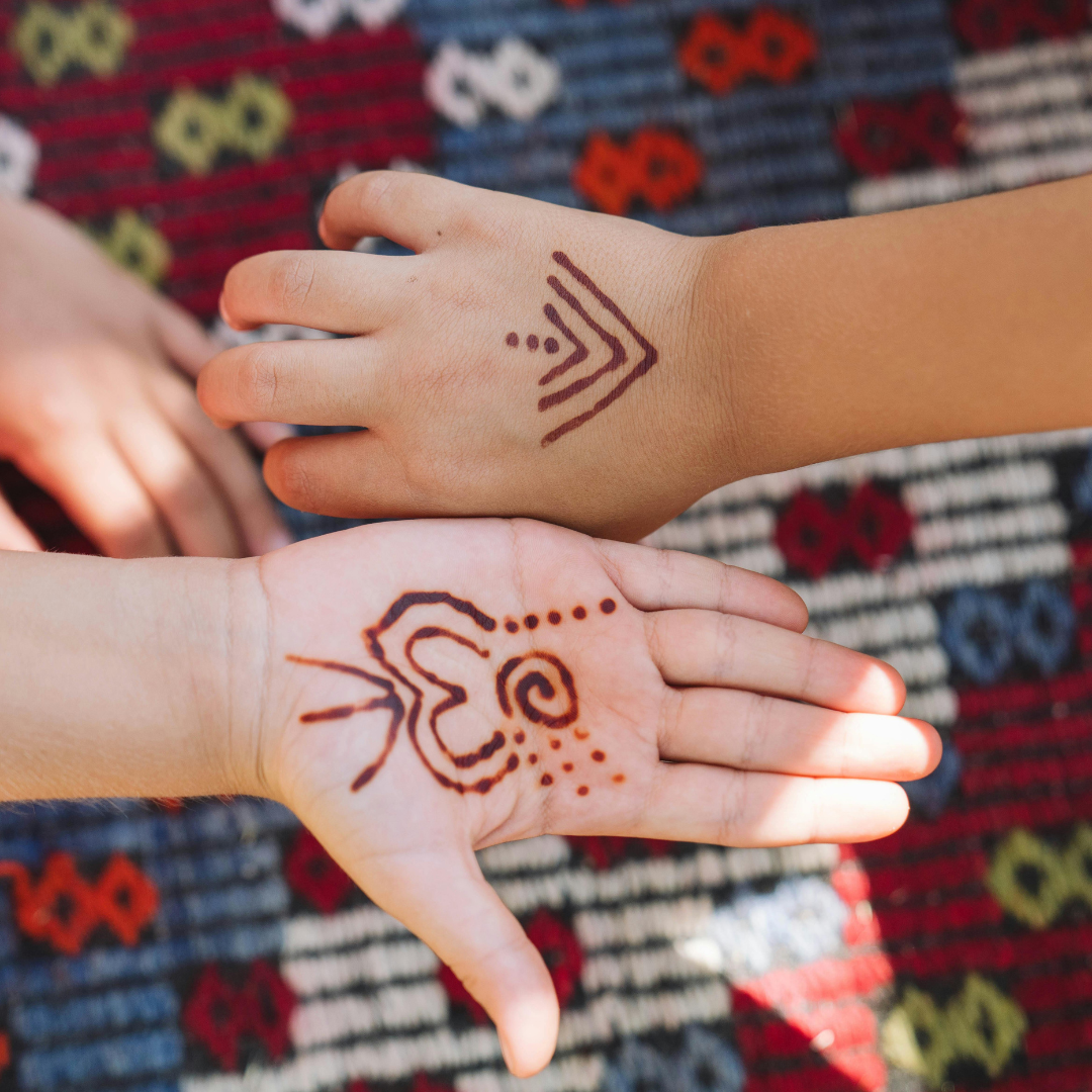 Czy tymczasowe tatuaże są bezpieczne dla dzieci? 9 wskazówek