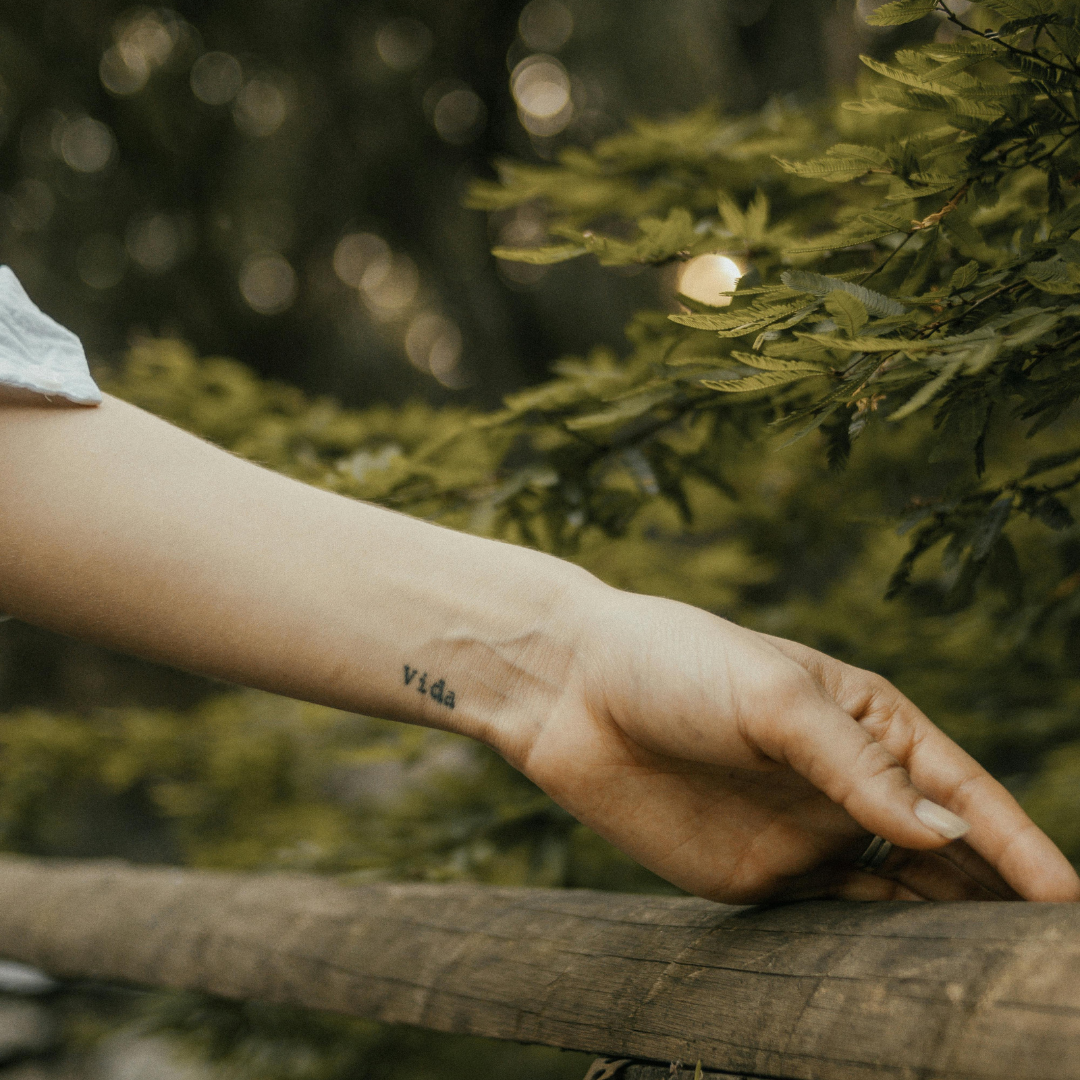 Wady tatuażu na nadgarstku: 5 powodów, aby tego nie robić