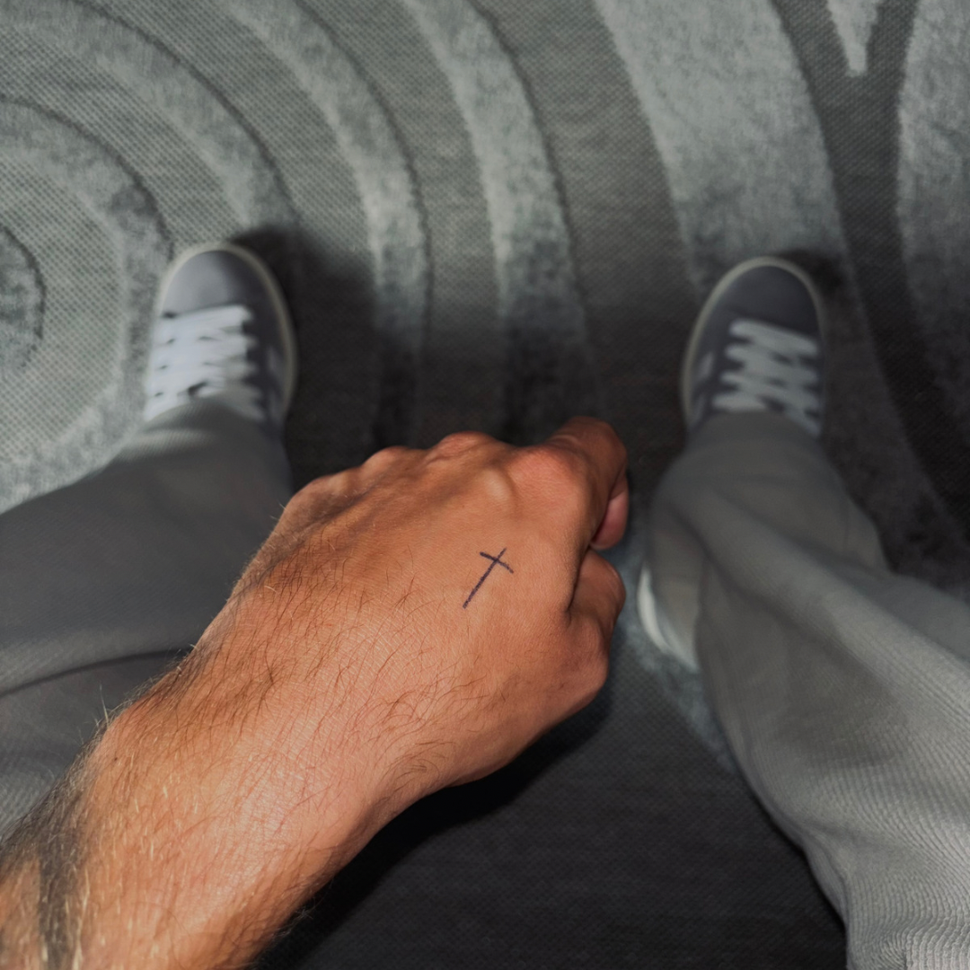 Tymczasowy tatuaż krzyż