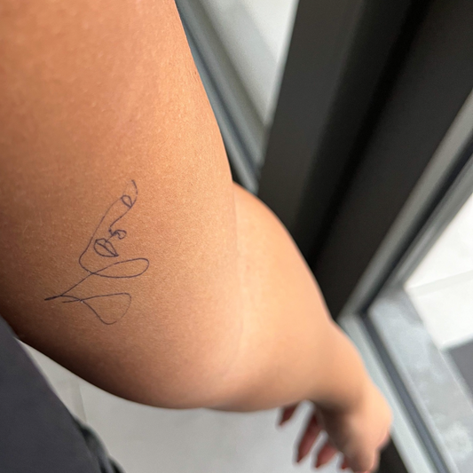 Tymczasowy tatuaż na twarzy fineline