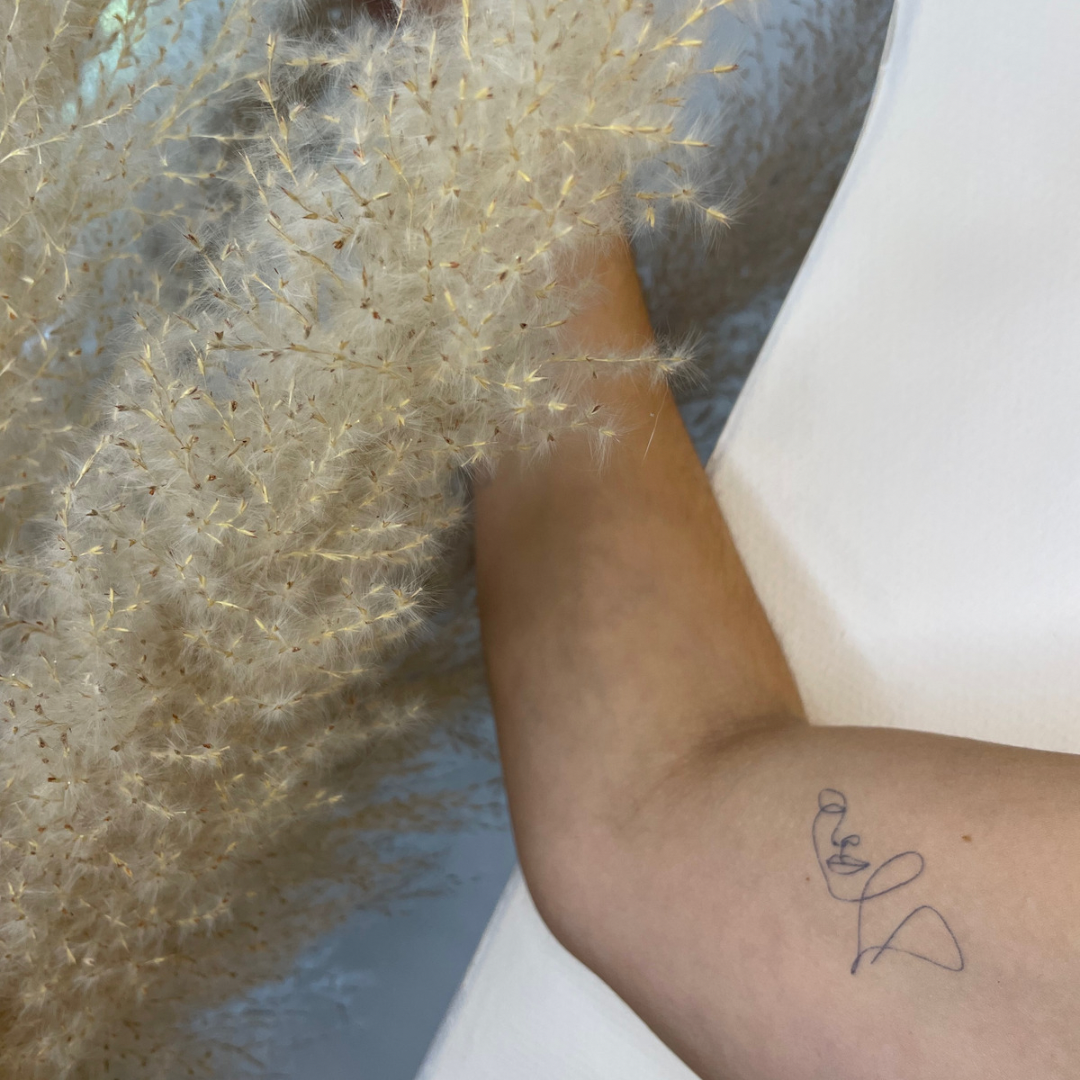 Tymczasowy tatuaż na twarzy fineline