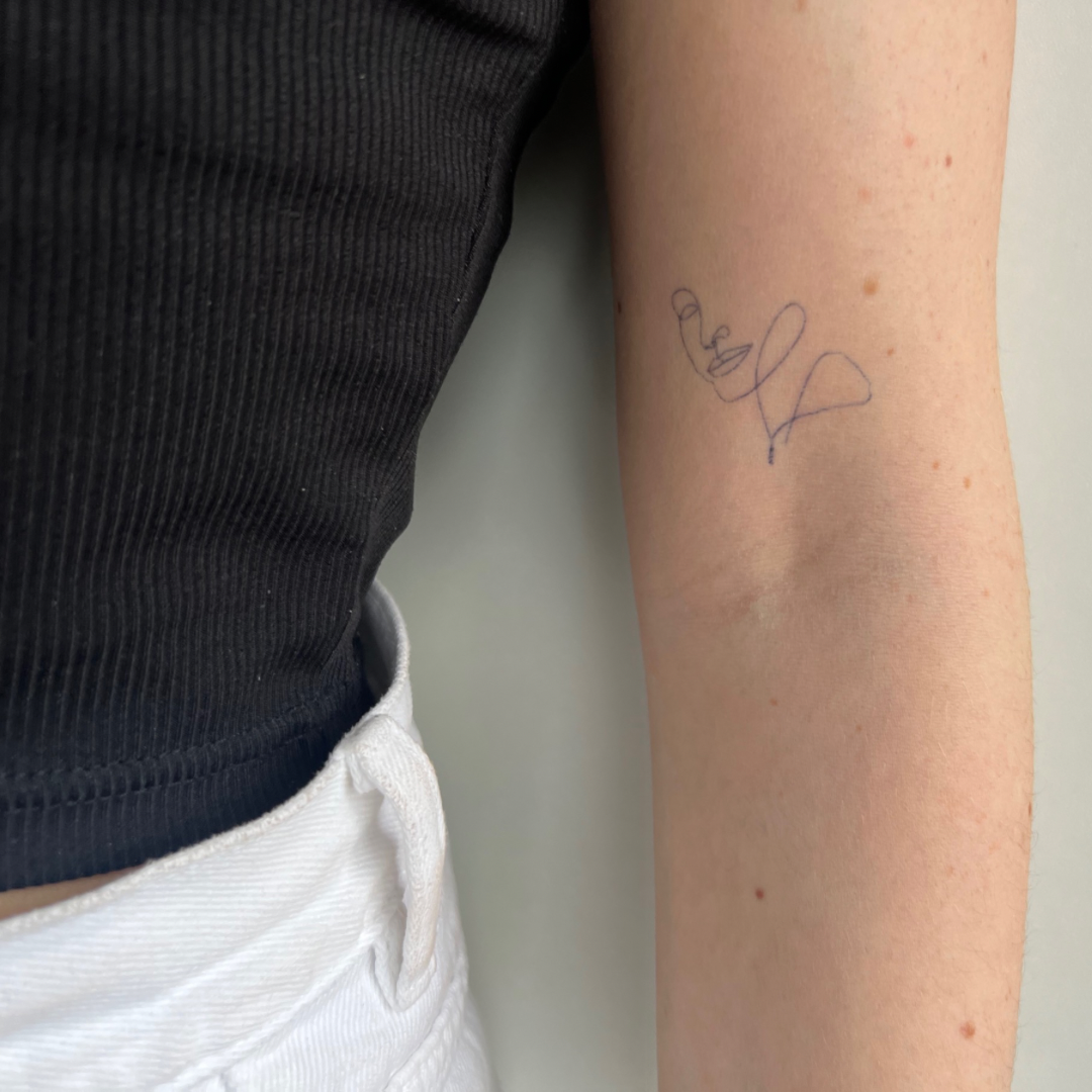 Tymczasowy tatuaż na twarzy fineline