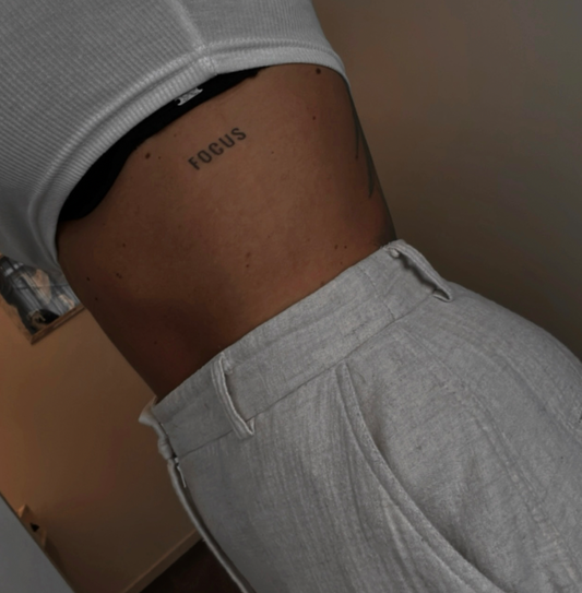 Tymczasowe skupienie na tatuażu